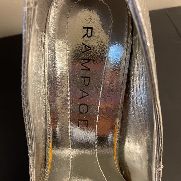 Rampage Silver Snakeskin Pointy Heels - Size 8 - Picture 6 of 6